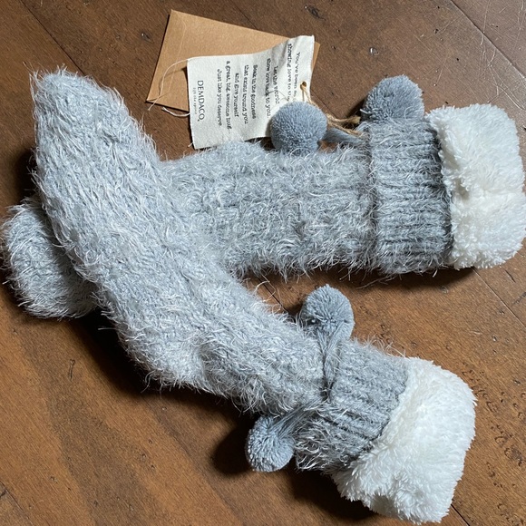 DEMDACO Dove Gray Slipper Socks NWT OSFM - Picture 4 of 6